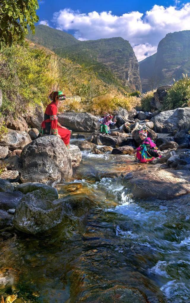 强力震慑！武定警方押解多名犯罪嫌疑人集中公开辨认现场